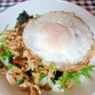 鶏そぼろキューちゃん目玉焼き丼